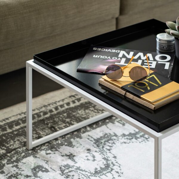 Raum.Freunde Tyra Clubtisch aus Metall mit weißem Gestell und schwarzem Metalleinsatz in Detailansicht.