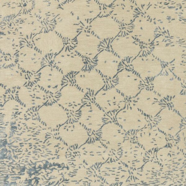 JOOP! Cornflower Teppich in Beige und Blau mit Muster im Vintage Stil in Detailansicht.