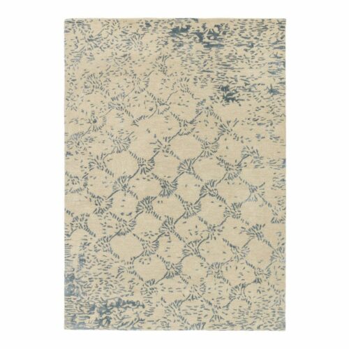 JOOP! Cornflower Teppich in Beige und Blau mit Muster im Vintage Stil als Freisteller.