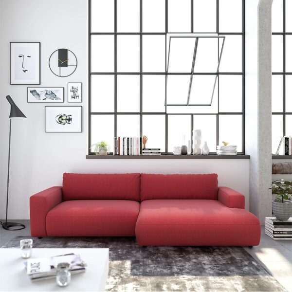Gallery M branded by Musterring Lucia Sofa in Bezug Floris rot als Wohnbeispiel