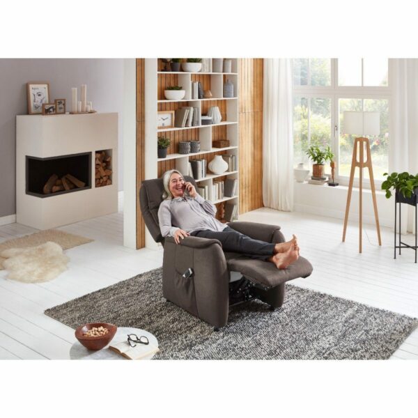 Europa Möbel Collection EM Witten Fernsehsessel in Espresso mit Relaxfunktion als Wohnbeispiel.