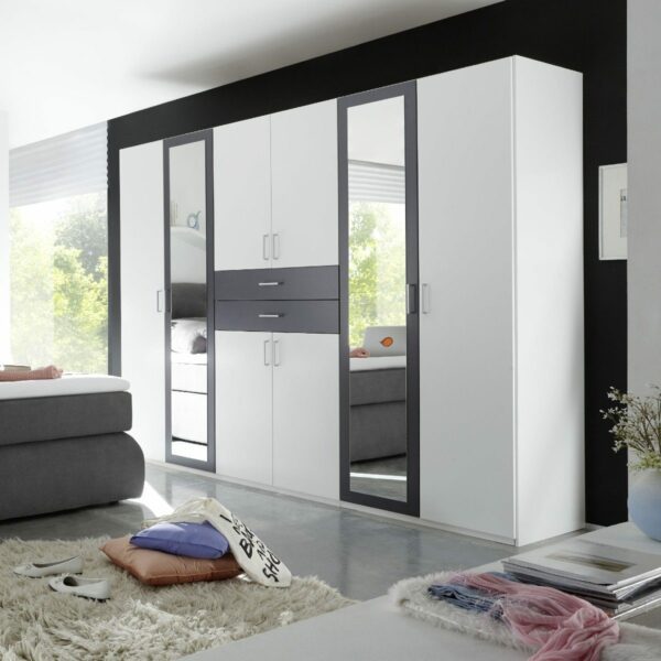 Wimex Diver Drehtürenschrank mit Spiegeltüren und Schubladen in Weiß und Anthrazit als Wohnbeispiel.
