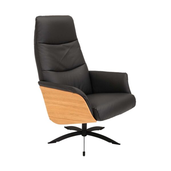 Relax Kaltenkirchen Sessel mit Sitzschale aus Eiche und Lederbezug in Schwarz in leicht seitlicher Ansicht.