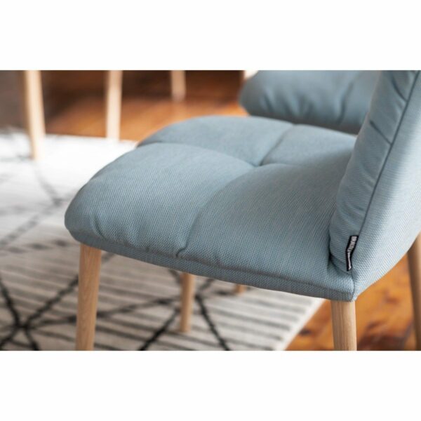 Raum.Freunde Edvin Stuhl mit Holzfüßen und klimafreundlichem Bezug in Hellblau als Detailansicht der Sitzfläche.