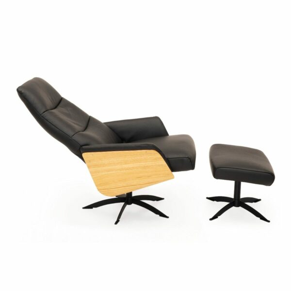 Relax Kaltenkirchen Sessel mit Sitzschale aus Eiche und Lederbezug in Schwarz mit zurückgeklappter Lehne und Hocker.