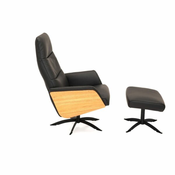 Relax Kaltenkirchen Sessel mit Sitzschale aus Eiche und Lederbezug in Schwarz mit Hocker.