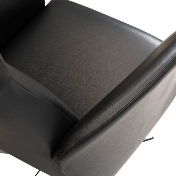 Louming Koberg Sessel aus schwarzem Kunstleder in Detailansicht.