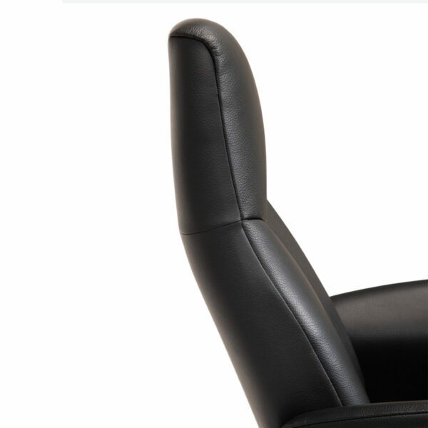 Louming Koberg Sessel aus schwarzem Kunstleder in Detailansicht der Rückenlehne.