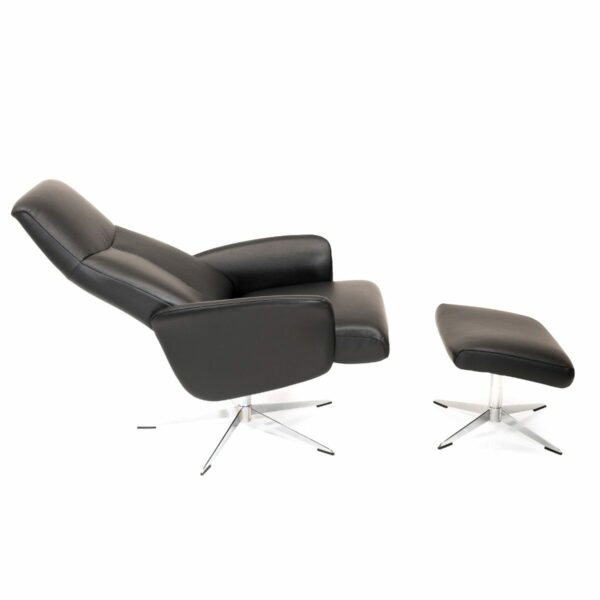 Relax Koberg Sessel aus schwarzem Kunstleder mit Fuß in Chrom, Hocker Drehfunktion und verstellbarer Rückenlehne in Seitenansicht.