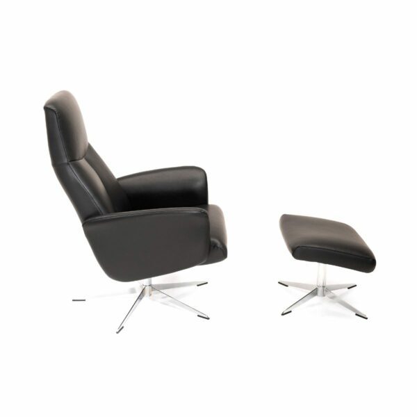 Relax Koberg Sessel aus schwarzem Kunstleder mit Fuß in Chrom, Drehfunktion, verstellbarer Rückenlehne und Hocker in Seitenansicht.