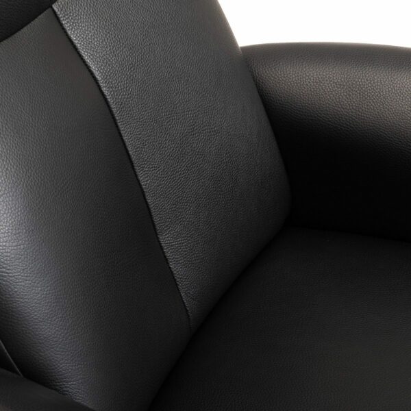 Relax Koberg Sessel aus schwarzem Kunstleder in Detailansicht des Bezugs.