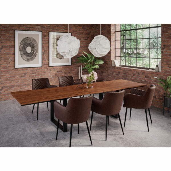 Trendstore Norina Baumkantentisch mit Platte aus Akazie in der Farbe Nougat mit zwei Ansteckplatten als Wohnbeispiel.