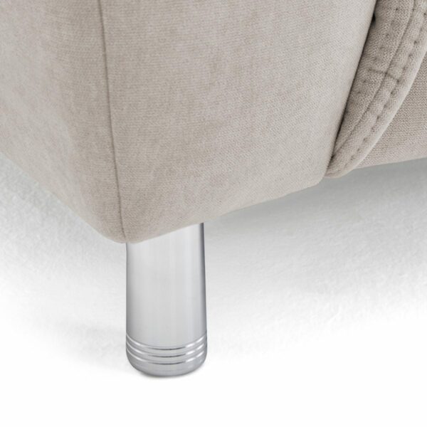 Calizza Interiors Nell Sofa mit Bezug Flachgewebe Brisbane 9120 cappuccino – Detail Fuß