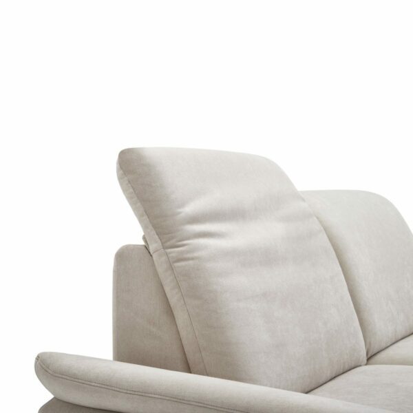 Calizza Interiors Nell Sofa mit Bezug Flachgewebe Brisbane 9603 beige – Detail Kopfstütze