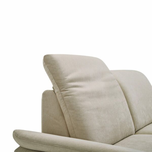 Calizza Interiors Nell Sofa mit Bezug Flachgewebe Eco-Soil 01 natur – Detail Kopfstütze