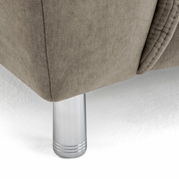 Calizza Interiors Nell Sofa mit Bezug Flachgewebe Eco-Soil 12 cappuccino – Detail Fuß