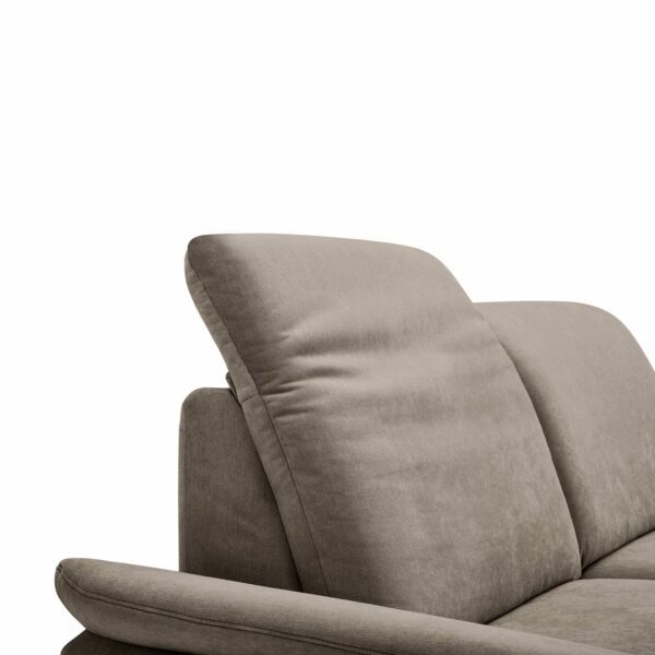 Calizza Interiors Nell Sofa mit Bezug Flachgewebe Eco-Soil 12 cappuccino – Detail Kopfstütze