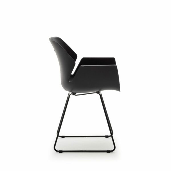 Raum.Freunde Tooon Stuhl mit Armlehnen, Sitzschale in Kunststoff schwarz mit Kufengestell in Schwarz.