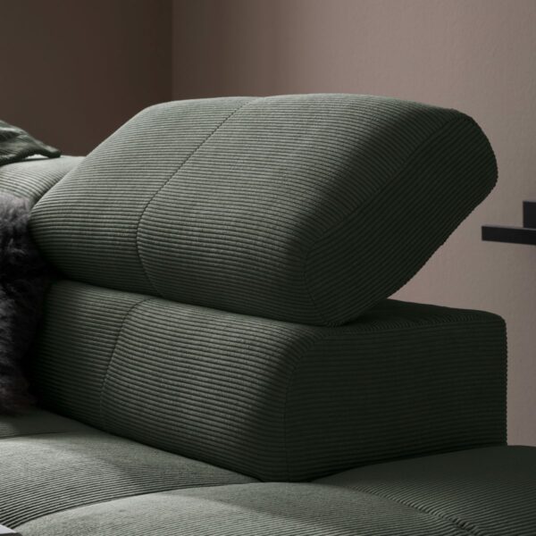 Candy Cleveland Sofa in Bezug Feincord oliv mit Kopfteilverstellung.