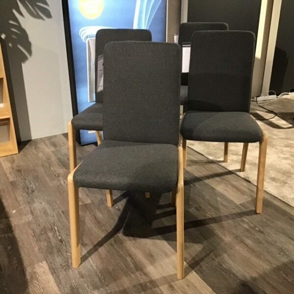 Sressless Laurel Stuhlgruppe bestehend aus vier Stühlen - Bezug Dunkelgrau und Füße aus Eiche