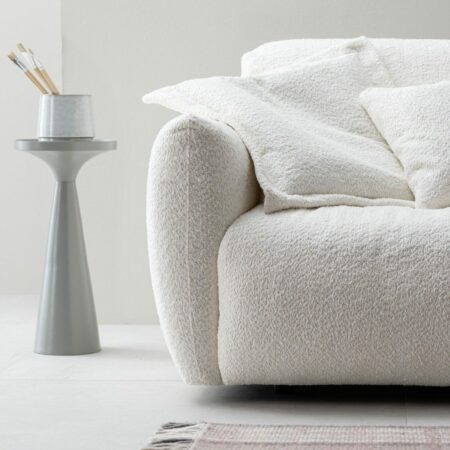 Kuschelige Trendstoffe: Cord, Bouclé und Samt: Bouclé Sofa in Weiß